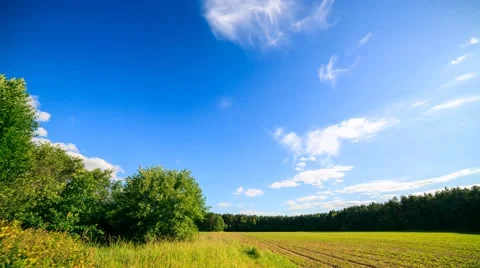 Timelapse video of clouds rushing over a field Video stock 51851841