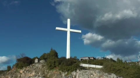 Timelapse video of a cross on hill. Vídeos de archivo 47516440