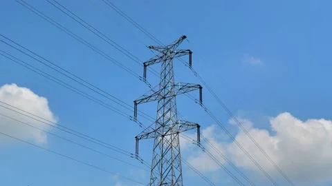 Timelapse video of high voltage power lines and tall electricity pylon against Video stock 146000577