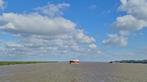Timelapse video of a large cargo ship on a wide river in Argentina Vídeo Stock 347103036