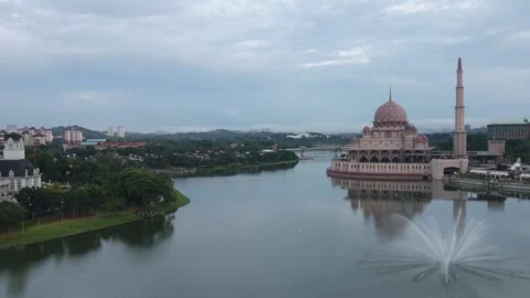 Timelapse video of Putra Mosque, Lake and Garden in Putrajaya Stock Footage 148404514