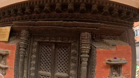 Timelapse video of walking past the Salima Temple in Patan 스톡 동영상 210962256