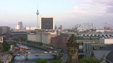 Timelapse view of central Berlin with buildings and river Video stock 44352348