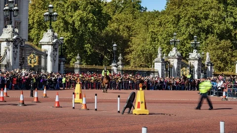 Timelapse view of changing the guard at Buckingham Palace, London Stock Footage 95909707
