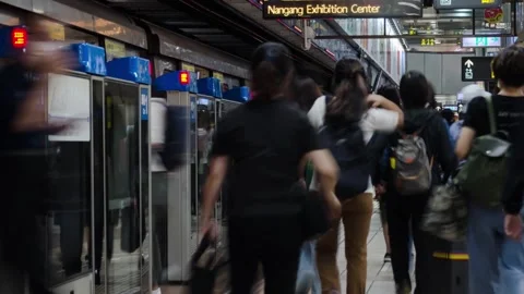 Timelapse view of crowded passenger get on and get off from subway train wh.. Stock-Footage 320634129