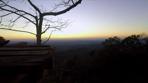 Timelapse view of dramatic mountain sunset with wooden viewpoint deck and s.. Vídeo Stock 345651371