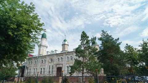 Timelapse view of the historic Maral Ishan Mosque in Kostanay, Kazakhstan... Vidéo 346028906