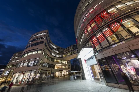Timelapse view of Kö-Bogen 2 shopping center in Düsseldorf, Germany 스톡 동영상 99865641