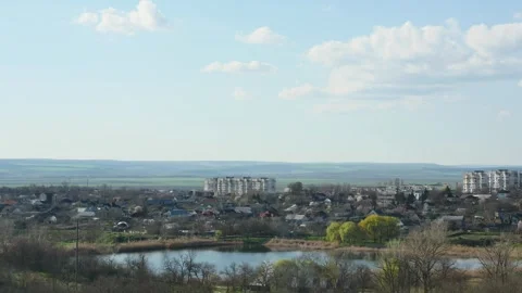 Timelapse view of a lake and a small town in Eastern Europe in early spring 库存影片 270344009