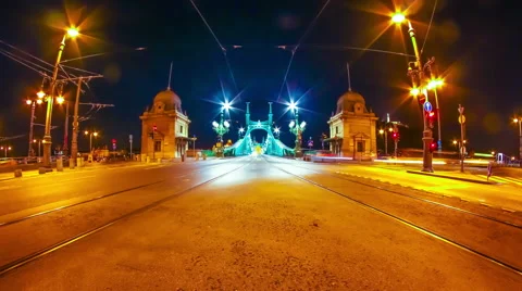 Timelapse view on the Liberty Bridge at night in Budapest Video stock 66368637