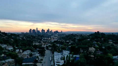 Timelapse View of Los Angeles Skyscrape from Los Feliz over cars and neighbo 스톡 동영상 165799391