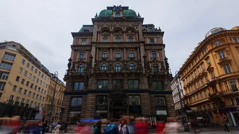 Timelapse view of a major shopping area in the centre of Vienna (Austria) Video stock 115713541
