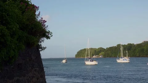 Timelapse view of Menai ocean current with boats moving with the flow of the Video stock 197083871