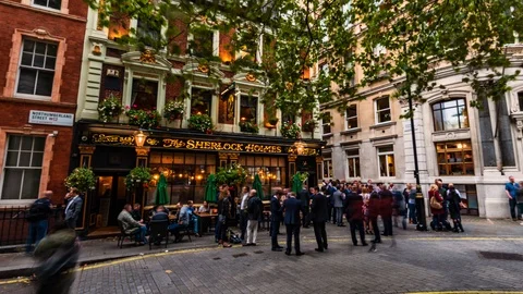 Timelapse view of people outside a traditional pub in london Video stock 95909092