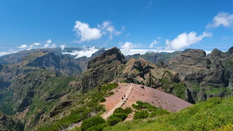 Timelapse view from Pico do Arieiro showing fast moving clouds above hikers and Vídeos de archivo 345840943