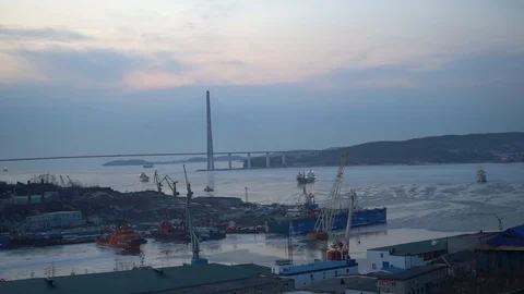 Timelapse with a view of the Russian bridge Vídeo Stock 124042182