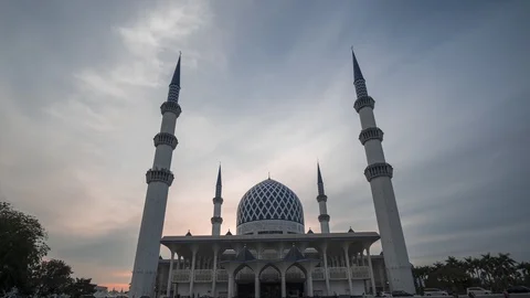 Timelapse view of Sultan Salahuddin Abdul Aziz Shah mosque. Stock Footage 111498834