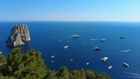 Timelapse view of the three Faraglioni rocks off the Capri island. Aerial drone Vídeos de archivo 232606399