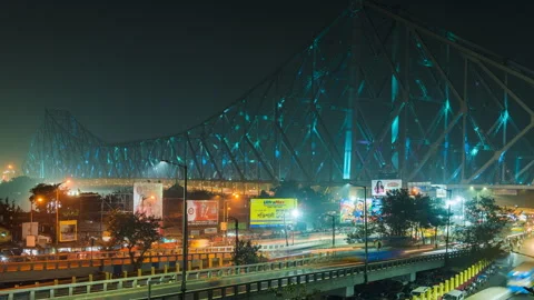 Timelapse View of Traffic on Howrah Bridge at Night in Kolkata, India, Zoom Out 動画素材 253702597