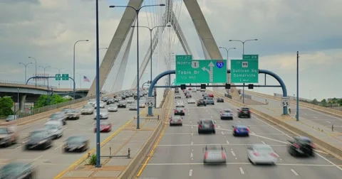 Timelapse View of Traffic on the Leonard P. Zakim Bunker Hill Memorial Bridge Vídeos de archivo 64255425