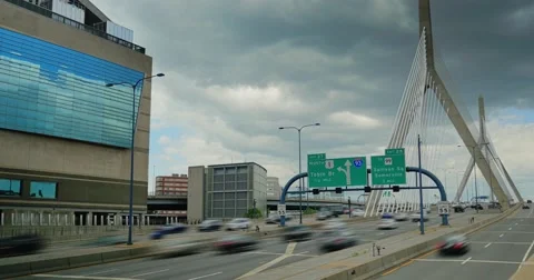 Timelapse View of Traffic on the Leonard P. Zakim Bunker Hill Memorial Bridge Vídeos de archivo 64255475