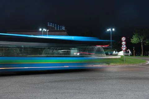 Timelapse view of the traffic on the square around the fountain. Fotos Stock