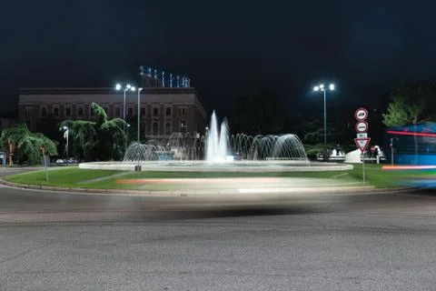 Timelapse view of the traffic on the square around the fountain. Stock-Fotos