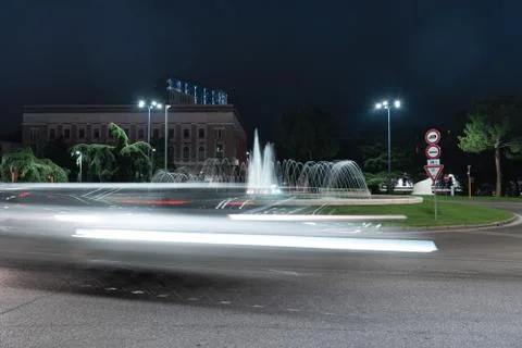 Timelapse view of the traffic on the square around the fountain. Foto stock