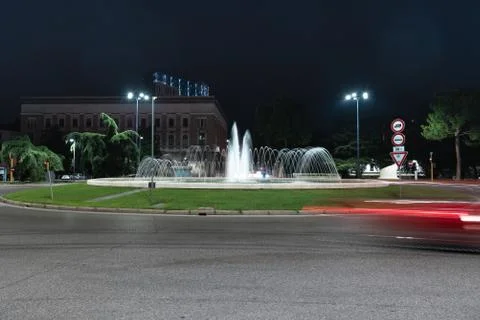 Timelapse view of the traffic on the square around the fountain. Stock Photos