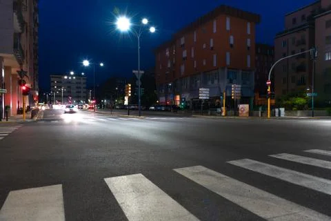 Timelapse view of traffic at an urban night intersection. Urban movement in t Stock-Fotos