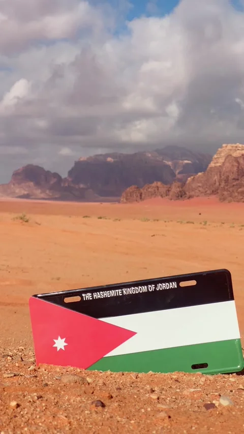 Timelapse Wadi Rum red sand desert with Jordan flag installation dramatic s.. Vídeos de archivo 330277236