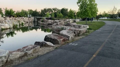 Timelapse walk through part of Esther Simplot park at sunset in Boise, Idaho Vídeos de archivo 133395211