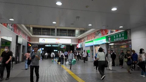 Timelapse of walking  through Japan's dynamic urban environment in the evening Vídeo Stock 297836777