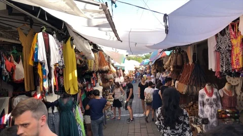 Timelapse Walking through Ubud art market at Bali, glide shot with steadicam Vidéo 108206798