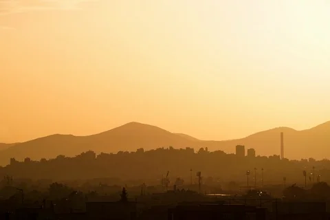 Timelapse With Warm Sunset Light and Moving Clouds Revealing A Large City Vídeos de archivo 125650033