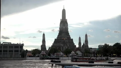 Timelapse of Wat Arun, the Temple of Dawn, in Bangkok, Thailand. Video stock 293136097