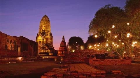 Timelapse Wat Ratchaburana ancient temple in Ayutthaya, Thailand. Illuminat.. Vídeos de archivo 334188099