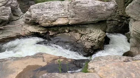 TIMELAPSE- WATER CASCADING THROUGH ROCKS AT LINVILLE FALLS Vídeos de archivo 132290968