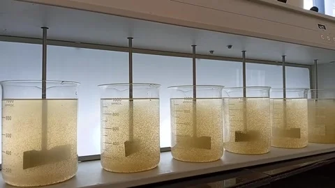 Timelapse of Water Settling and Flocculation in Jar Test 스톡 동영상 333298769