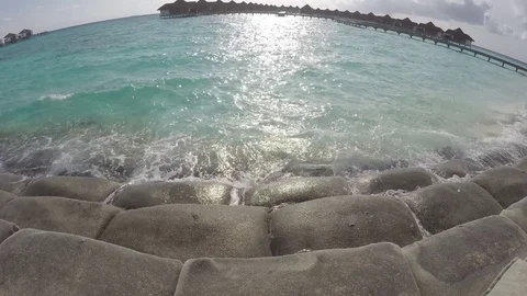Timelapse of waves and moving crabs at the maldives Video stock 74698011