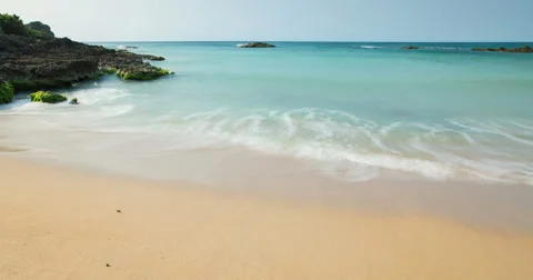 Timelapse of waves on a beach - 4K UHD Видео 48427172