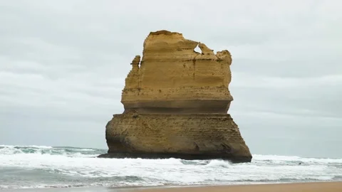 Timelapse of waves breaking under Gibson Step 스톡 동영상 274345414
