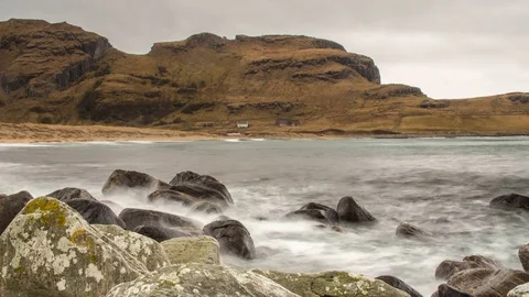 Timelapse of waves crushing against rocks 動画素材 77966705