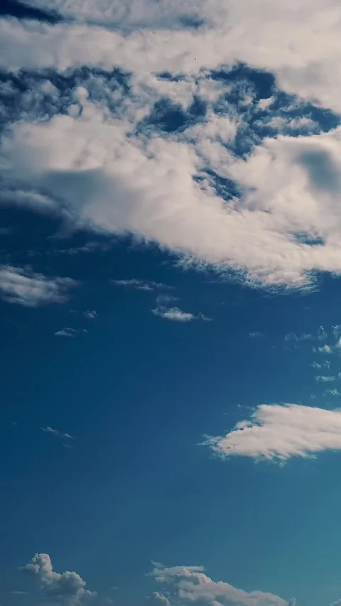 Timelapse, white, beautiful clouds are running against the blue sky. Vídeos de archivo 319781763