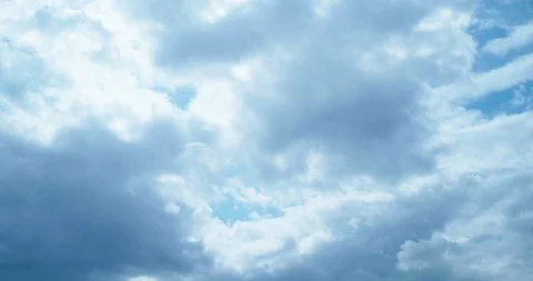 Timelapse of white clouds against a blue sky Video stock 127307624