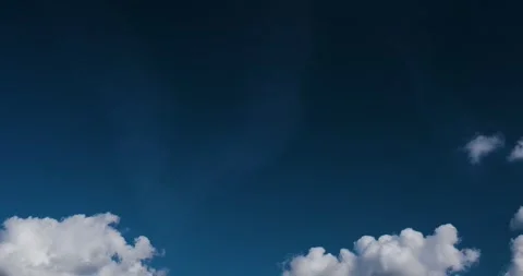 Timelapse of white clouds in a dark blue sky Vídeos de archivo 253643767