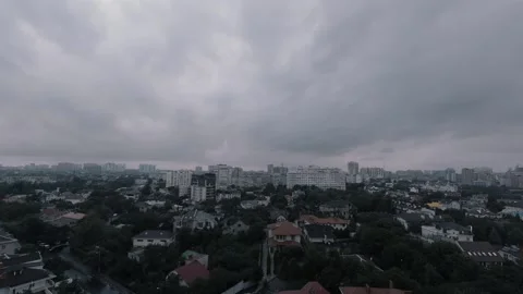 Timelapse with white clouds flying fast over the city on a sunny bright summer Video stock 145255052