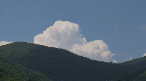 Timelapse of White Cumulus Clouds over tropical mountain Video stock 559322