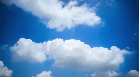 Timelapse of white fluffy clouds over a blue sky. 스톡 동영상 42141187
