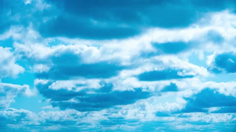Timelapse White Fluffy Olakas Float Through the Blue Sky on a Sunny Day Video stock 185486288